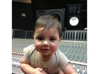 Shakira compartilha foto fofa do filho em uma mesa de som
