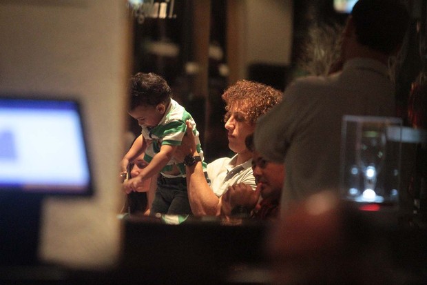 David Luiz vai a restaurante em São Paulo (Foto: Orlando Oliveira/AgNews)