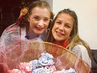Grávida, Luana Piovani faz 'chá de fraldas' para os gêmeos Bem e Liz