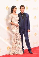Camila Alves e Matthew McConaughey desfilam no red carpet