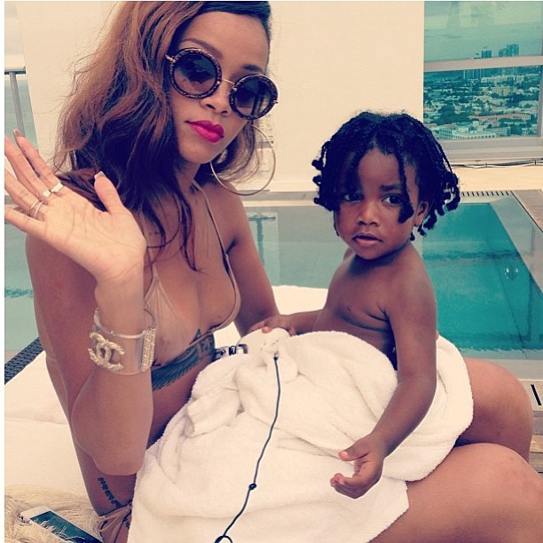Rihanna com menino no colo (Foto: Instagram)
