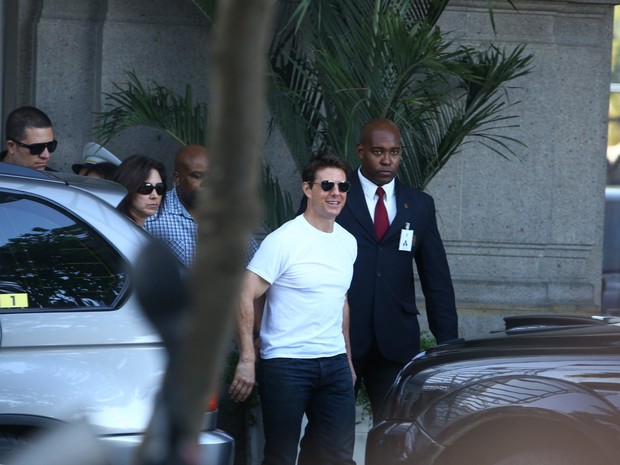 Tom Cruise deixa hotel em Copacabana, RJ (Foto: Delson Silva e Marcello Sá Barrettto / Agnews)