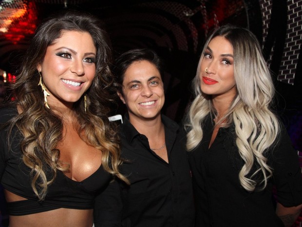 Thammy Miranda e a namorada, Andressa Ferreira, e Dani Bolina em boate em São Paulo (Foto: Thiago Duran/ Ag. News)