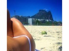Priscila Fantin posa de biquíni e mostra silhueta fininha em praia do Rio