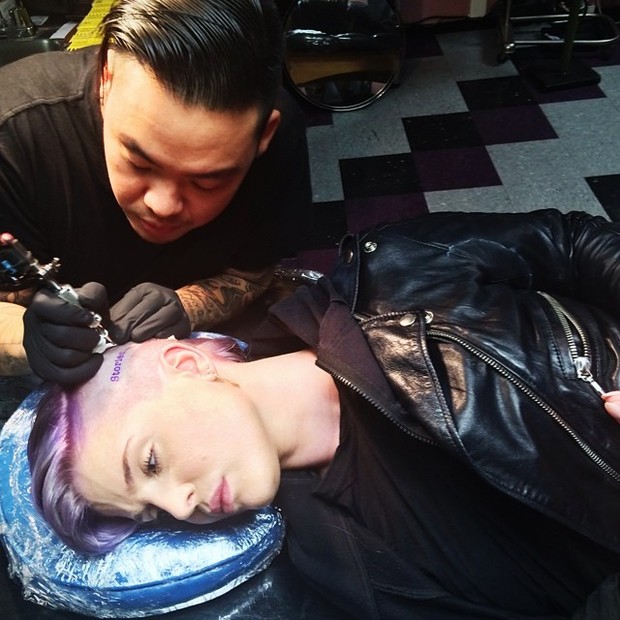 Kelly Osbourne faz tatuagem na cabeça (Foto: Reprodução/ Instagram)