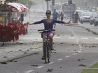 Juliana Didone anda de bicicleta na orla da Barra da Tijuca, no Rio