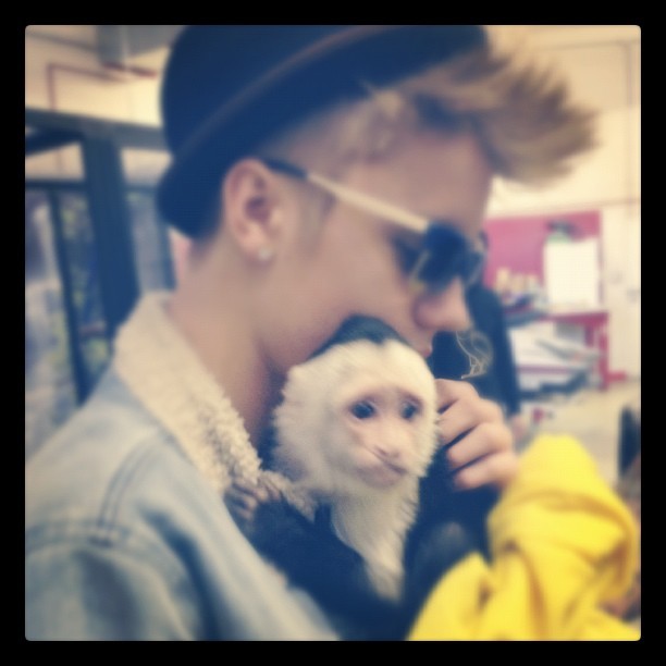 Justin Bieber dá colo para macaco (Foto: Instagram)