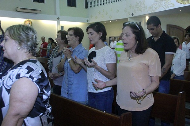 Deborah Secco em culto da Paróquia São Marcos (Foto: Dilson Silva / AgNews)