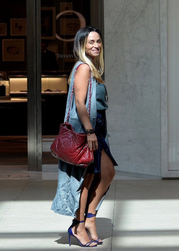 Suzana Pires aproveita dia de folga em shopping e usa bolsa de R$15 mil  (Foto: William Oda/Agnews)