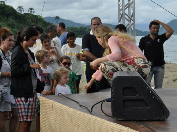 Benício e Joaquim acompanham a gravação do ‘Estrelas’ em Paraty, no Rio (Foto: Divulgação)