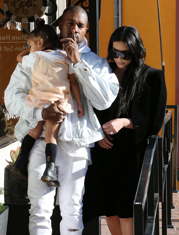 Kanye West, com a filha North no colo, e Kim Kardashian  (Foto: Grosby Group/Agência)