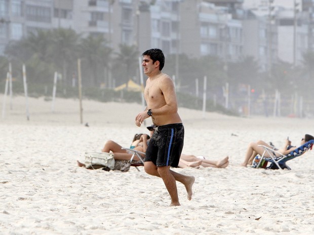 Marcelo Adnet gravando na praia de Ipanema, RJ (Foto: Gil Rodrigues/ FotoRio News)