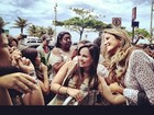 Ticiane Pinheiro posta foto com fãs de Taylor Lautner, em hotel no Rio