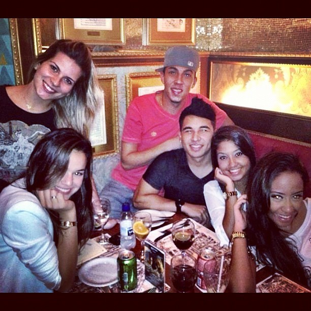 Bruna Marquezine com a irmã de Neymar, Rafaella (à esquerda) (Foto: Reprodução/Instagram)