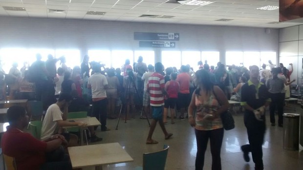Fãs e curiosos aguardam chegada de corpo de Domingos Montagner em aeroporto de Aracaju (Foto: Amós Meneses)