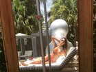 Thaila Ayala sensualiza em foto em beira de piscina