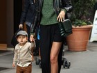 Com a perna de fora, Miranda Kerr passeia com o filho em Nova York