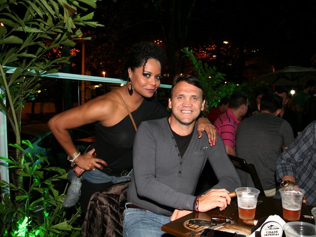 Adriana Bombom e o ex-jogador de futebol Petković  em inauguração de restaurante na Zona Oeste do Rio (Foto: Divulgação)