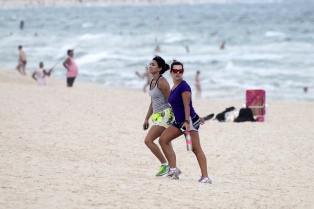 Fernanda Souza caminhando na praia com amiga (Foto: Wallace Barbosa/AgNews)