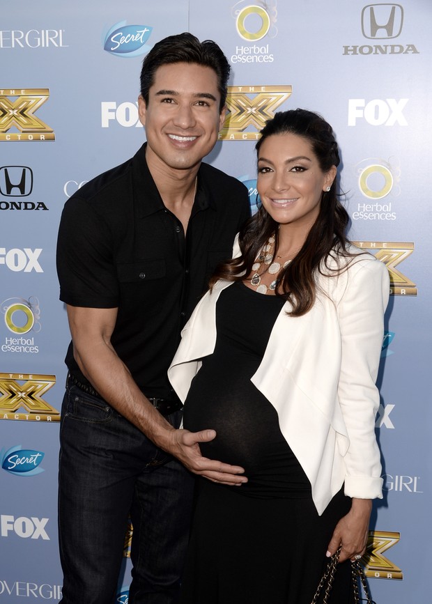 Mario Lopez com a mulher, Gia Lopez, em evento para promover a terceira temporada do ‘The X Factor’ em Los Angeles, nos Estados Unidos (Foto: Kevin Winter/ Getty Images/ AFP)