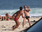 Marcelo Serrado joga futevôlei em praia do Rio