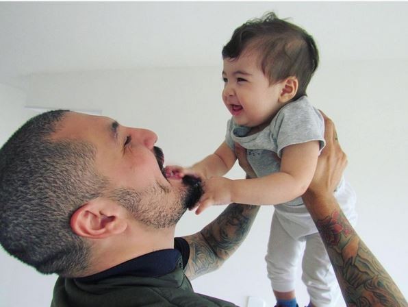 Fernando Medeiros brinca com o filho (Foto: reprodução/Instagram)