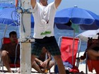 Rodrigo Hilbert joga vôlei na praia