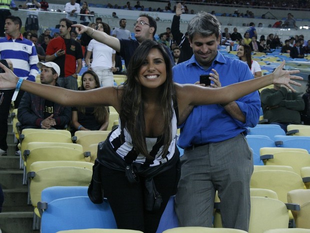 Ex-BBB Carol Honório no estádio do Maracanã, na Zona Norte do Rio (Foto: Dilson Silva/ Ag. News)
