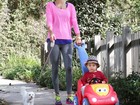 Multitarefa! Alessandra Ambrósio passeia com o filho e o cachorro