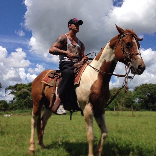 Ex-BBB, Fernando Fernandes, andando a cavalo  (Foto: Instagram / Reprodução)