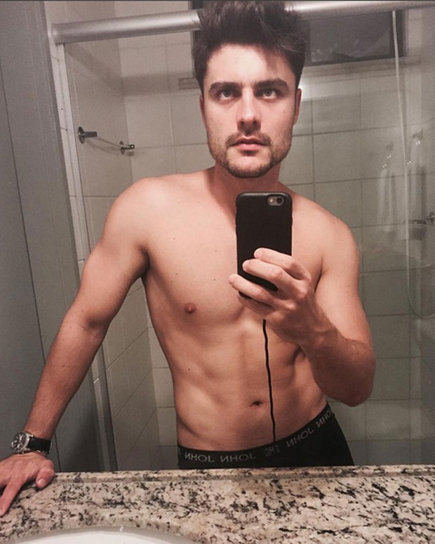 Guilherme Leicam posa sem camisa para selfie (Foto: Instagram/ Reprodução)