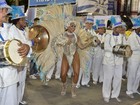 Rainha de bateria usa calcinha reforçada em desfile na Sapucaí