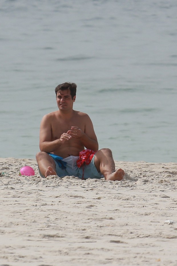 Thiago Lacerda na praia com a mesma bermuda (Foto: AGNEWS/DILSON SILVA)