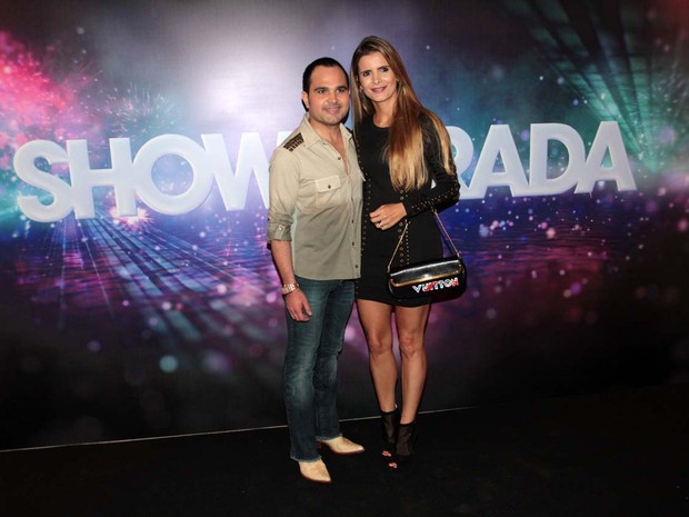 Luciano com a mulher, Flávia Camargo, na gravação do show da Virada 2013 em São Paulo (Foto: Orlando Oliveira/ Ag. News)