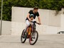 Gerard Piqué busca o filho Milan na escola com bicicleta customizada