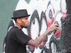 Chris Brown mostra talento como grafiteiro