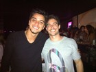 Rodrigo Simas e Bernardo Velasco curtem a noite carioca