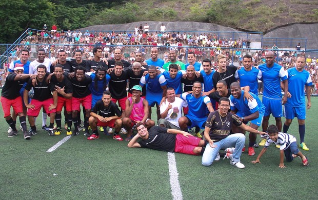 Os dois times do futebol beneficente (Foto: Derick Abreu/Photo Rio News)