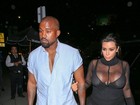 Kim Kardashian usa look decotadíssimo e transparente