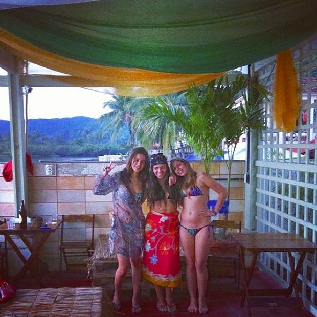 Petra Mattar (no centro) com amigas (Foto: Instagram/ Reprodução)