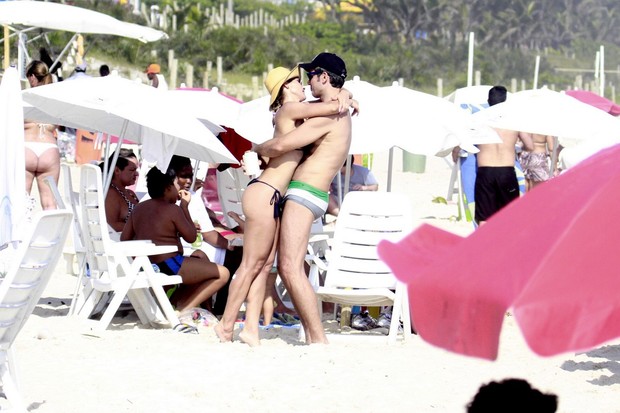 Flávia Alessandra e Otaviano Costa namoram em praia do Rio  (Foto: Dilson Silva/AgNews)