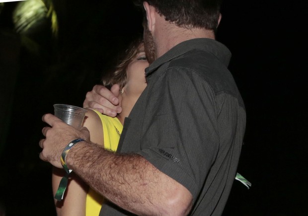 Isabella Santoni troca beijos com o namorado em evento (Foto: Photo Rio News)