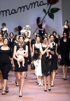 Desfile da grife Dolce & Gabbana leva modelos grávidas e bebês à passarela