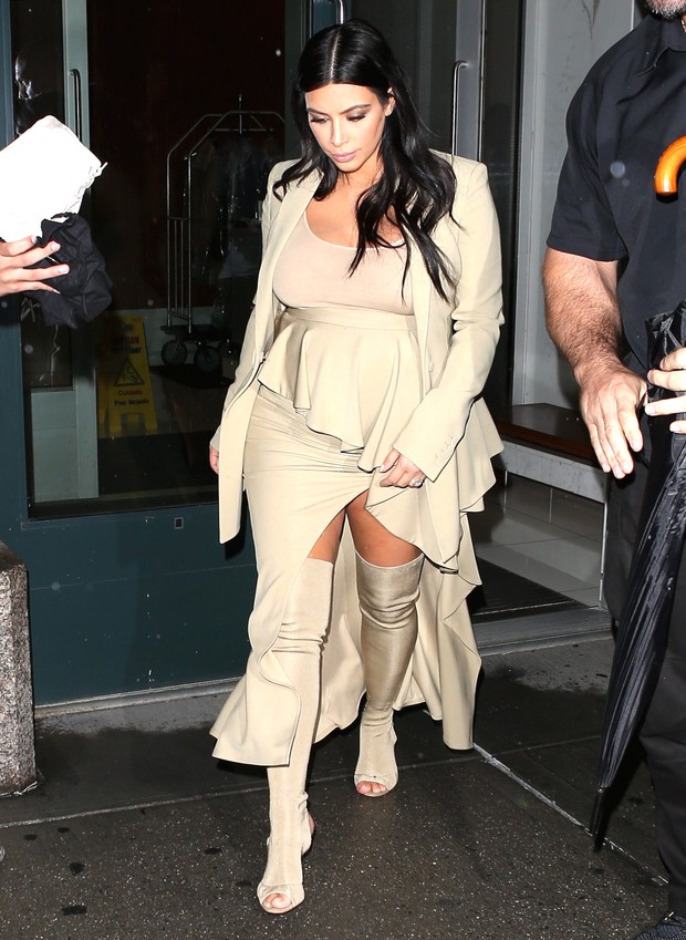 X17 - Grávida, Kim Kardashian em Nova York, nos Estados Unidos (Foto: X17online/ Agência)