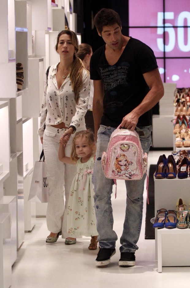Victor Pecoraro e família em shopping no RJ (Foto: Marcos Ferreira / FotoRioNews)
