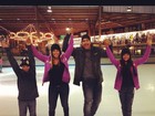 Carla Perez e Xanddy patinam no gelo com os filhos