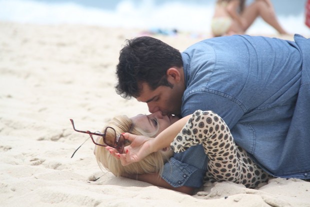 Antônia Fontenelle grava clipe na praia (Foto: Thiago Mattos / AgNews)