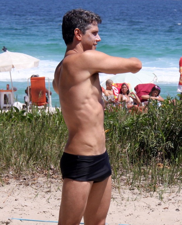 Márcio Garcia na praia (Foto: Gabriel Rangel / AgNews)