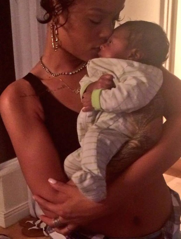 Rihanna com o sobrinho (Foto: Reprodução/Facebook)