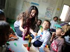 Selena Gomez visita o Nepal e brinca com crianças em escola